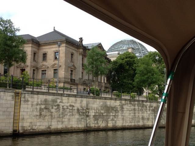 BS 10.40 Groene Paerl in het hart van Berlijn varend langs de Reichstag